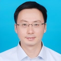 穿西装的男人  描述已自动生成